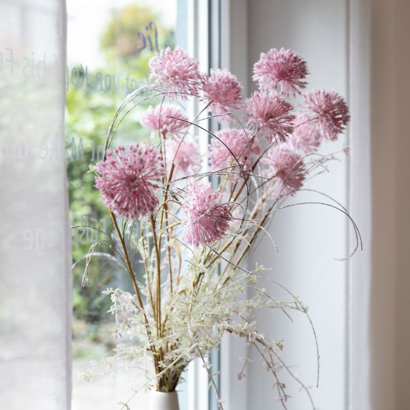 Blumenstrauß am Fenster des Salons in Denzlingen